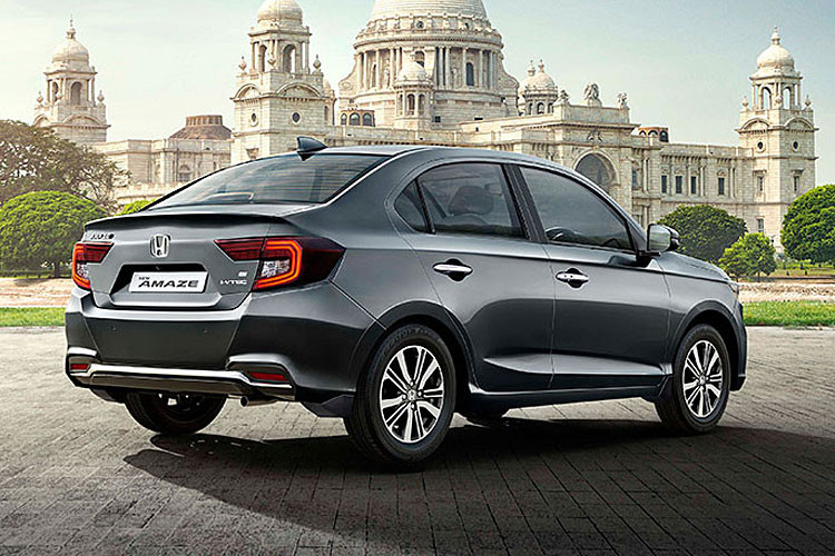 Ở phía sau, Honda Amaze 2021 giá rẻ được trang bị đèn hậu LED hình chữ C mới, đuôi xe cũng có một số chi tiết crôm để giúp chiếc sedan trông hiện đại và trẻ trung hơn. Honda Amaze 2021 "cưỡi" trên bộ mâm đa chấu thể thao.