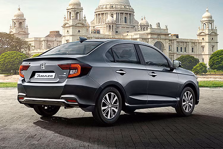 Ở phía sau, Honda Amaze 2021 giá rẻ được trang bị đèn hậu LED hình chữ C mới, đuôi xe cũng có một số chi tiết crôm để giúp chiếc sedan trông hiện đại và trẻ trung hơn. Honda Amaze 2021 "cưỡi" trên bộ mâm đa chấu thể thao.