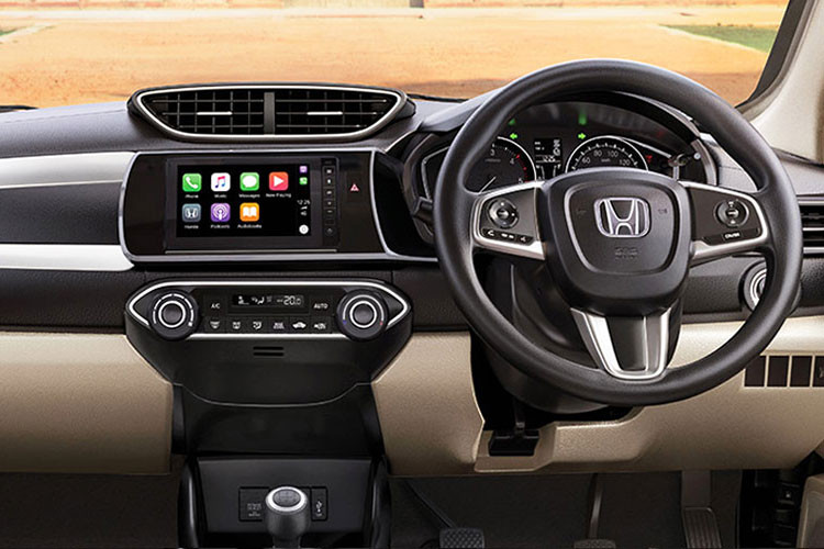 Bên trong nội thất, không có quá nhiều khác biệt xảy ra ở cabin của Honda Amaze thế hệ mới so với bản cũ, ngoại trừ việc bổ sung các yếu tố trang trí màu bạc trên bảng điều khiển và vô lăng, hay lớp mạ crôm mới cho nút điều khiển thông gió điều hòa. Amaze facelift còn được trang bị bộ lọc bụi và phấn hoa mới. 