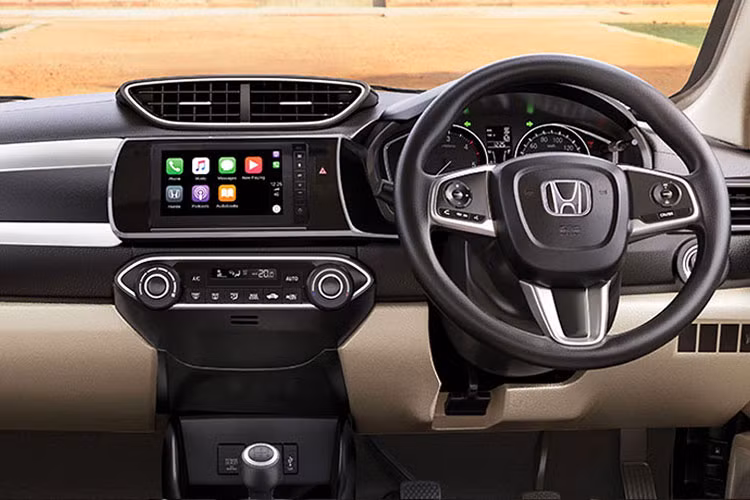 Bên trong nội thất, không có quá nhiều khác biệt xảy ra ở cabin của Honda Amaze thế hệ mới so với bản cũ, ngoại trừ việc bổ sung các yếu tố trang trí màu bạc trên bảng điều khiển và vô lăng, hay lớp mạ crôm mới cho nút điều khiển thông gió điều hòa. Amaze facelift còn được trang bị bộ lọc bụi và phấn hoa mới. 