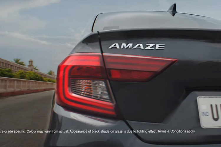 Cuổi cùng, VX hàng đầu tiếp tục được bổ sung đèn pha LED projector tự động (lần đầu tiên có trên Amaze), đèn sương mù LED phía trước, mâm hợp kim 15 inch, màn hình hiển thị đa thông tin lớn hơn cung cấp nhiều thông tin hơn.