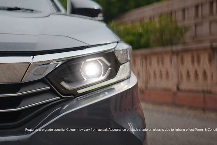 Bản E sẽ có đèn hậu LED, đèn định vị ngày LED phía trước, gương chiếu hậu tích hợp đèn báo rẽ, 2 đầu đọc CD Singer DIN kết nối Bluetooth, 4 loa, điều khiển hệ thống đa phương tiện tích hợp trên vô lăng, tính năng mở cửa không cần chìa, ghế lái có thể chỉnh độ cao.