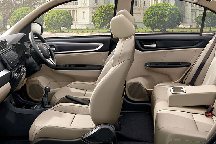 Tại Ấn Độ, Honda Amaze 2021 có tổng cộng 3 biến thể: E, S và VX. Trong đó, bản E đạt tiêu chuẩn với đèn pha halogen, đèn hậu dạng Bulb (tạo phân bố ánh sáng đều, giảm độ chói của đèn phát ra), điều hòa chỉnh tay, màn hình hiển thị đa thông tin, mâm thép 14 inch, ghế bọc vải, 2 túi khí, cảm biến đỗ xe phía sau và ABS.