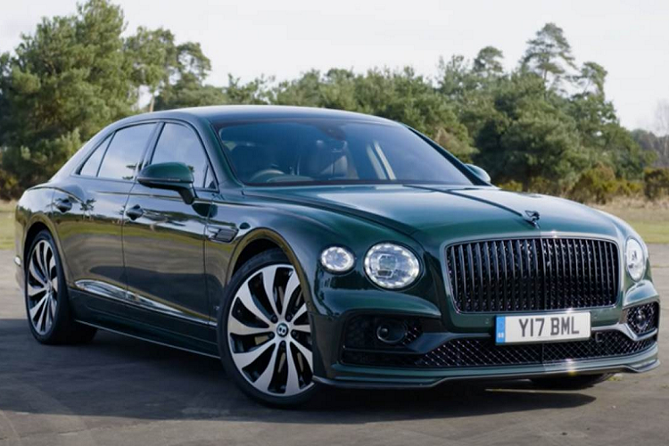 Thứ hai là hệ truyền động plug-in hybrid với máy xăng V6, dung tích 2.0L, tạo ra công suất tối đa 410 mã lực và mô-men xoắn cực đại 550 Nm. Động cơ kết hợp với mô-tơ điện mạnh 134 mã lực và 400 Nm. Tổng cộng, Bentley Flying Spur Hybrid có công suất tối đa 536 mã lực và mô-men xoắn cực đại 750 Nm. Sức mạnh này giúp xe tăng tốc từ 0-100 km/h trong 4,3 giây và đạt vận tốc tối đa 285 km/h.