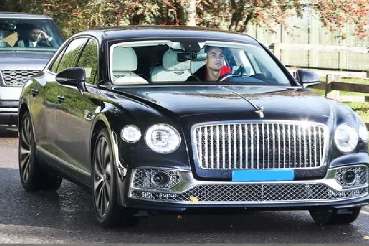 Cuối cùng là động cơ xăng W12, tăng áp kép, dung tích 6.0L, sản sinh công suất tối đa 635 mã lực và mô-men xoắn cực đại 990 Nm. Động cơ giúp mẫu sedan hạng sang nặng 2.437 kg này có thể tăng tốc từ 0-100 km/h trong thời gian chỉ 3,8 giây và đạt vận tốc tối đa 333 km/h, không thua kém gì siêu xe. Ngoài Bentley Flying Spur mới mua, Ronaldo hiện còn sở hữu bộ sưu tập xe cực "khủng". Theo tờ The Sun của Anh quốc, khi mua nhà, cầu thủ này luôn đòi hỏi phải có đủ chỗ để chứa bộ sưu tập xe có tổng trị giá khoảng 17 triệu Bảng (530 tỷ đồng) của mình.