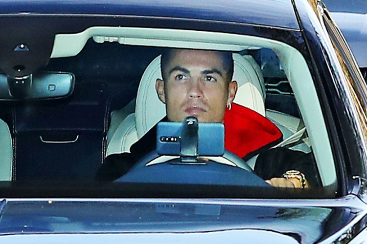 Theo đó, chiếc xe siêu sang Bentley Flying Spur của Ronaldo được trang bị vô lăng bên trái (tay lái thuận). Trong khi đó, chiếc Range Rover chở vệ sĩ lại dùng vô lăng bên phải (tay lái nghịch). Sự khác biệt này đã khiến nhiều người thắc mắc vì xe ở Anh quốc vốn được lắp vô lăng bên phải. Được biết, xe tay lái thuận vốn không bị cấm theo luật tại Anh quốc. Chỉ cần vượt qua bài kiểm tra 1 năm 1 lần của Bộ Giao thông Anh (Ministry of Transport hay MOT) là xe sẽ được phép lưu thông.