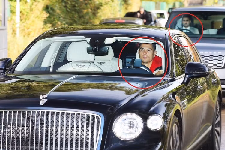 Đi phía sau chiếc Bentley Flying Spur của Ronaldo là chiếc SUV hạng sang Range Rover, chở 2 vệ sĩ riêng của nam cầu thủ. Sau khi xem 2 hình ảnh này, cư dân mạng đã lập tức chú ý đến sự khác biệt giữa vô lăng của chiếc Bentley Flying Spur và Range Rover.