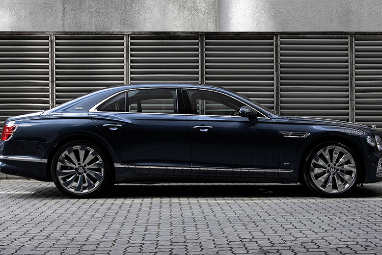 Sau khi Mulsanne bị "khai tử", Flying Spur hiện là mẫu xe sang đầu bảng của thương hiệu Bentley. Chưa rõ chiếc Bentley Flying Spur của Ronaldo thuộc phiên bản nào và dùng động cơ gì. Trên thị trường, Bentley Flying Spur có 3 tùy chọn động cơ khác nhau. Đầu tiên là động cơ V8, tăng áp cuộn kép, dung tích 4.0L, cho công suất tối đa 550 mã lực và mô-men xoắn cực đại 770 Nm. Kết hợp cùng hộp số tự động 8 cấp, động cơ cho phép xe tăng tốc từ 0-100 km/h trong thời gian chỉ 4,1 giây và đạt vận tốc tối đa 318 km/h.