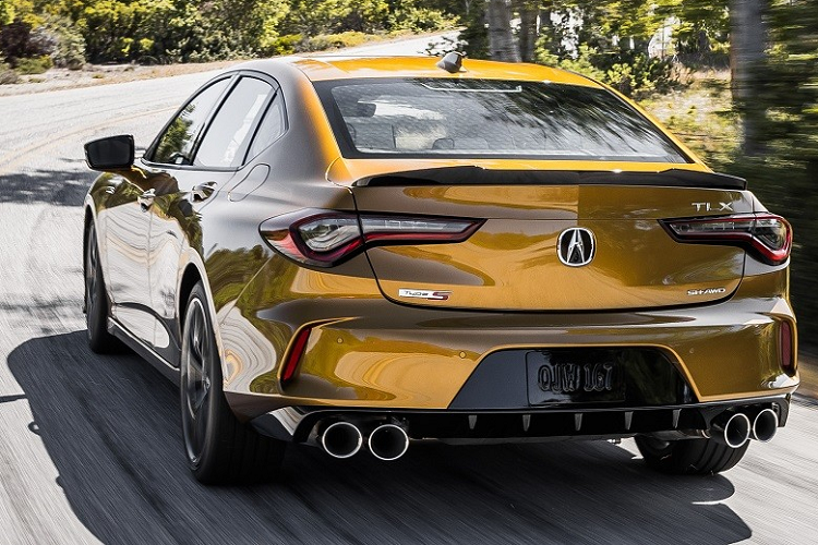 Chưa hết, Acura TLX Type S 2021 còn dài hơn 198 mm so với bản thường. Hãng Acura làm như vậy là để trang bị nắp ca-pô dài hơn và mang đến kiểu dáng thể thao, bề thế hơn cho TLX Type S mới. Nếu chi thêm tiền, khách hàng có thể trang bị bộ vành 20 inch có thiết kế 5 chấu, lấy cảm hứng từ siêu xe Acura NSX, cho chiếc TLX Type S 2021 của mình. Bộ vành này đi với lốp Pirelli P Zero và giúp xe nhẹ hơn 9,5 kg.