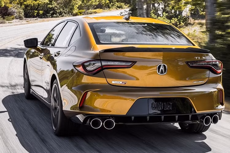 Chưa hết, Acura TLX Type S 2021 còn dài hơn 198 mm so với bản thường. Hãng Acura làm như vậy là để trang bị nắp ca-pô dài hơn và mang đến kiểu dáng thể thao, bề thế hơn cho TLX Type S mới. Nếu chi thêm tiền, khách hàng có thể trang bị bộ vành 20 inch có thiết kế 5 chấu, lấy cảm hứng từ siêu xe Acura NSX, cho chiếc TLX Type S 2021 của mình. Bộ vành này đi với lốp Pirelli P Zero và giúp xe nhẹ hơn 9,5 kg.