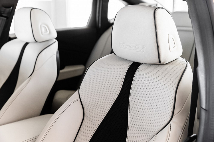 Nằm sau vành của mẫu xe thể thao hạng sang Acura TLX Type S 2021 là phanh đĩa trước cỡ lớn hơn, đi kèm với cùm phanh 4 piston. Ngoài ra, mẫu sedan thể thao hạng sang này còn có hệ thống treo xương đòn kép đằng trước và đa liên kết phía sau với hệ thống giảm chấn thích ứng.