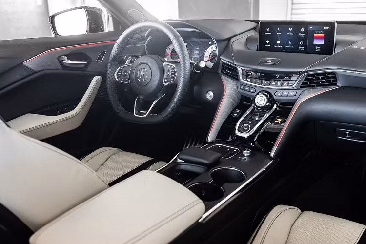 Bên trong Acura TLX Type S 2021 xuất hiện những trang bị đáng chú ý như chất liệu da Milano phối da lộn Ultrasuede, ghế trước chỉnh điện 16 hướng, đệm ghế tùy chỉnh, hệ thống âm thanh ELS 17 loa và màn hình cảm ứng 10,2 inch của hệ thống thông tin giải trí, hỗ trợ kết nối với điện thoại thông minh qua Android Auto/Apple CarPlay. 