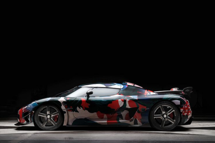 Cụ thể, tác phẩm này khắc họa hình ảnh một người phụ nữ dùng trái lựu để trang điểm cho bản thân.