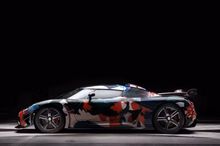 Cụ thể, tác phẩm này khắc họa hình ảnh một người phụ nữ dùng trái lựu để trang điểm cho bản thân.