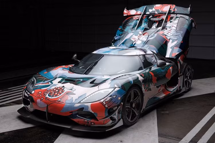 Lớp decal trên siêu xe Koenigsegg Agera RS Ruthie độc đáo mang phong cách nghệ thuật đương đại Pomegranate, với họa tiết trái lựu và dùng nhiều tông màu nóng.
