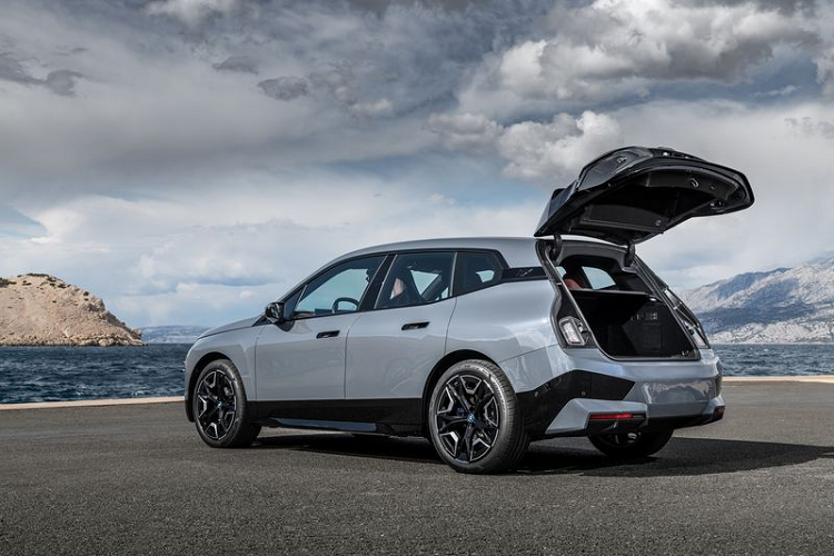 BMW iX có 3 chế độ lái xe là Cá nhân, Thể thao và Hiệu quả, với các thiết lập khác nhau về truyền động, khung gầm, cụm đồng hồ, ánh sáng nội thất, nhạc nền nội thất và độ ngả của tựa lưng ghế...