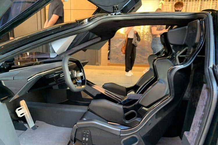 Ngoài ra, Othello còn được trang bị đèn pha công nghệ LED được bố trí thành 2 cụm độc lập, phanh gió điều khiển điện nằm phía sau khoang lái, cánh gió sau, bộ mâm mâm 20 inch được thiết kế khí động học và bao bởi lốp Pirelli P Zero,... .