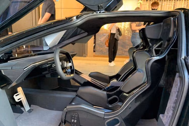 Ngoài ra, Othello còn được trang bị đèn pha công nghệ LED được bố trí thành 2 cụm độc lập, phanh gió điều khiển điện nằm phía sau khoang lái, cánh gió sau, bộ mâm mâm 20 inch được thiết kế khí động học và bao bởi lốp Pirelli P Zero,... .