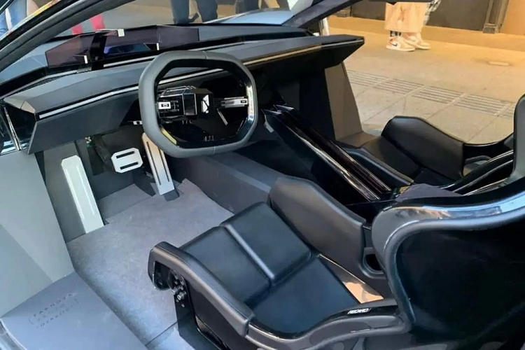 Sức mạnh Farnova Othello đến từ 2 mô tơ điện sản sinh tổng công suất 1.835 mã lực, và 12.000 Nm mô-men xoắn cực đại. Theo lời quảng cáo từ công ty, chiếc siêu xe điện được cung cấp bộ pin dung lượng 75 kWh từ công ty Thụy Điển Northvolt, cung cấp phạm vi di chuyển tới 600 km. Othello có khả năng tăng tốc 0-100 km/h chỉ trong 1,8 giây, 0-300 km/h trong 8,5 giây trước khi đạt vận tốc tối đa 420 km/h.