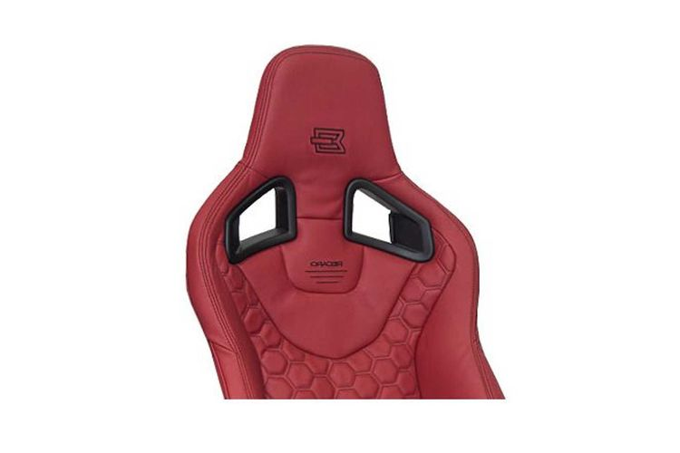 Từ ý nghĩa đó, chiếc Defender trong bài thực chất được xây dựng từ khung của Jeep Wrangler JK (thế hệ thứ 3, 2007 - 2018). Xe có chiều dài nhỉnh hơn 15,2 cm so với một chiếc Defender nguyên bản, vì vậy, hàng ghế thứ 2 Defender khung Jeep Wrangler cũng rộng rãi hơn hẳn.