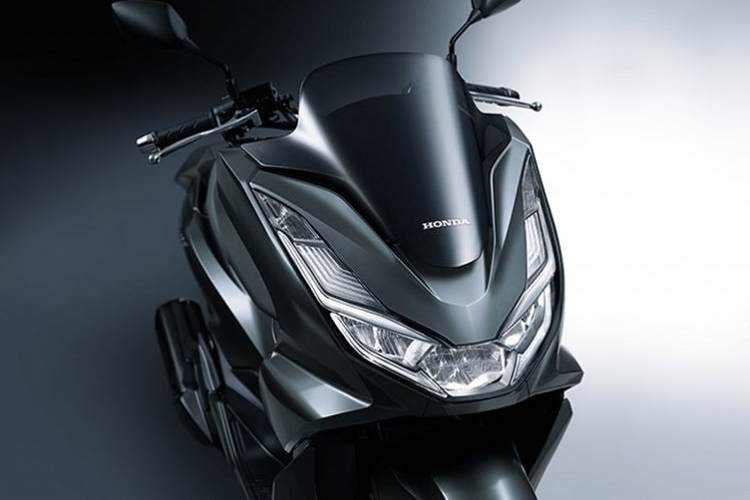 Trong khi đó, phiên bản PCX e:HEV trang bị động cơ 125 cc mới kết hợp cùng mô-tơ điện. Được biết, mô-tơ điện được cung cấp năng lượng bởi bộ pin Li-ion, giúp bổ sung thêm 1,9 mã lực và 4,3 Nm mômen xoắn vào sức mạnh vốn có của động cơ 125 cc là 12,5 mã lực và mômen xoắn cực đại 12 Nm.