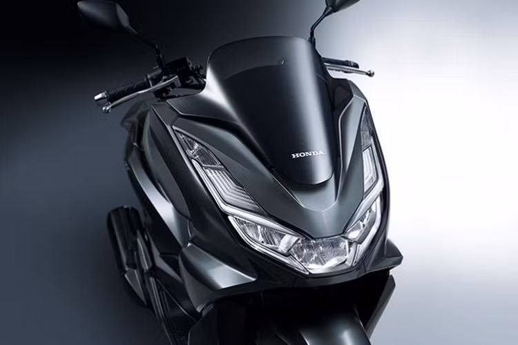 Trong khi đó, phiên bản PCX e:HEV trang bị động cơ 125 cc mới kết hợp cùng mô-tơ điện. Được biết, mô-tơ điện được cung cấp năng lượng bởi bộ pin Li-ion, giúp bổ sung thêm 1,9 mã lực và 4,3 Nm mômen xoắn vào sức mạnh vốn có của động cơ 125 cc là 12,5 mã lực và mômen xoắn cực đại 12 Nm.