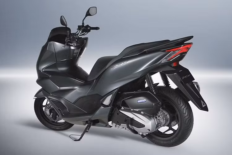 Trong đó, Honda PCX 160 2021 mới được trang bị động cơ đốt trong với xylanh đơn, 4 van, dung tích 156,9 cc, làm mát bằng dung dịch, sản sinh công suất 15,5 mã lực tại tua máy 8.500 vòng/phút và mômen xoắn cực đại 15 Nm tại tua máy 6.500 vòng/phút. Có thể thấy việc tăng dung tích xy lanh đã giúp tăng công suất cũng như mômen xoắn động cơ so với phiên bản PCX 150 cũ.