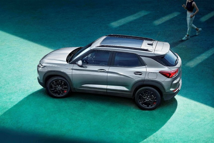 So với mẫu SUV 7 chỗ cùng tên, Chevrolet Trailblazer chẳng những khác biệt về khung gầm mà còn cả thiết kế. Theo đó, Chevrolet Trailblazer 5 chỗ sở hữu phong cách thiết kế khá tương đồng với mẫu SUV cỡ B Tracker hiện cũng đang được bán ở Philippines. Trên đầu xe, Chevrolet Trailblazer được trang bị lưới tản nhiệt 2 tầng, chia đôi bằng nẹp mạ crôm dày dặn ngay bên dưới logo hình chữ thập của nhà sản xuất.