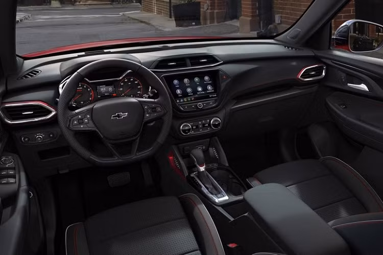 Có 2 lý do khiến người ta tin rằng Chevrolet Trailblazer mới được nhập khẩu từ Trung Quốc vào Philippines. Thứ nhất là nhà phân phối TCCCI có thể hưởng lợi từ Hiệp định tự do thương mại giữa khối ASEAN và Trung Quốc (ACFTA). Thứ hai là do tập đoàn General Motors (GM) đã rút khỏi thị trường Thái Lan từ năm 2020 và nhà máy ở tỉnh Rayong được bán cho hãng Great Wall Motors của Trung Quốc