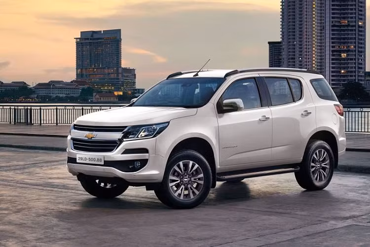 Hiện chưa rõ trang bị cụ thể của Chevrolet Trailblazer ở thị trường Philippines. Trong khi đó, ở Trung Quốc, mẫu crossover cỡ C này được trang bị hệ thống thông tin giải trí MyLink+ với màn hình cảm ứng 8 inch, hỗ trợ AM/FM/USB/Bluetooth đồng thời tương thích với Apple CarPlay. Bên cạnh đó là cổng USB-C, khe cắm thẻ SD, hệ thống định vị, ghế bọc da, ghế trước chỉnh điện, điều hòa tự động, nút bấm khởi động máy và mở cửa không cần chìa khóa.