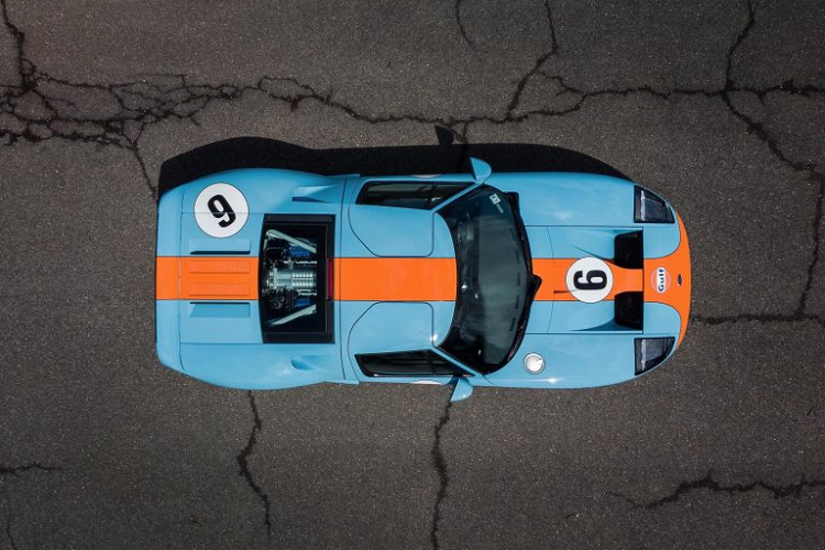 Ford GT Heritage Edition đỗ cạnh chiếc siêu xe Lamborghini Aventador SV sản xuất giới hạn 600 chiếc