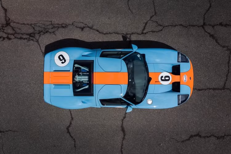 Ford GT Heritage Edition đỗ cạnh chiếc siêu xe Lamborghini Aventador SV sản xuất giới hạn 600 chiếc