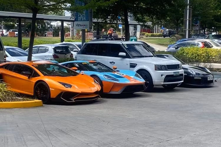 Chiếc siêu xe Ford GT Heritage Edition hàng hiếm của đại gia Philippines khi lăn bánh trên đường đã gây choáng nhiều người với bộ áo rất nổi bật được hoàn thiện trong 2 màu sơn là xanh Unique Heritage Blue và cam Heritage Orange. Đây chính là màu sắc của Gulf.