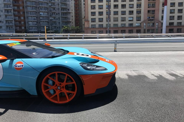 Trong số những phiên bản siêu xe Ford GT thế hệ mới được ra mắt, Heritage Edition là một ấn phẩm đặc biệt nhằm để tưởng nhớ những chiếc xe Ford GT40 năm xưa dành các chiến thắng tại cuộc đua khốc liệt nhất thế giới là giải Le Mans.