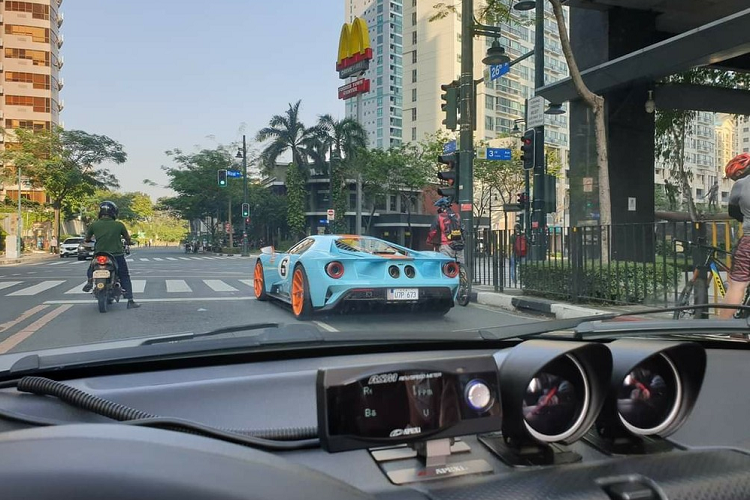 Dòng siêu xe Ford GT thế hệ mới đã được liệt vào danh sách 1 trong những chiếc xe khó mua nhất thế kỷ 21 này cũng với Ferrari LaFerrari, lý do là hãng xe Ford xét tuyển khá kỹ công tác bàn giao chìa khoá xe Ford GT cho các khách hàng khi đặt mua.