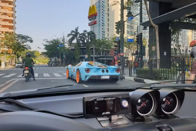 Dòng siêu xe Ford GT thế hệ mới đã được liệt vào danh sách 1 trong những chiếc xe khó mua nhất thế kỷ 21 này cũng với Ferrari LaFerrari, lý do là hãng xe Ford xét tuyển khá kỹ công tác bàn giao chìa khoá xe Ford GT cho các khách hàng khi đặt mua.
