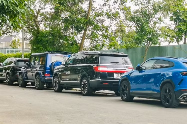 Dòng xe Mercedes-Maybach GLS 600 sở hữu động cơ xăng V8, tăng áp kép, dung tích 4.0 lít, sản sinh ra công suất tối đa 558 mã lực tại và mô-men xoắn cực đại 730 Nm, ngoài ra, mẫu SUV siêu sang này còn có hệ thống mild hybrid EQ Boost 48 V, giúp xe có thêm 22 mã lực và 250 Nm. 