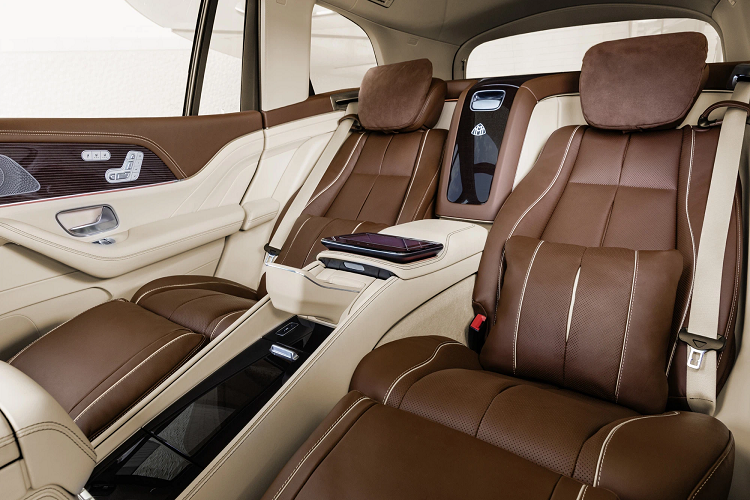 Đây cũng là cách phối màu trào lưu của các khách hàng khi chọn mua dòng xe SUV siêu sang đầu tiên của hãng Mercedes-Benz. Những sự khác biệt của xe Mercedes-Maybach GLS 600 so với tiêu chuẩn bao gồm lưới tản nhiệt đa chấu kẹp dựng dọc thay vì nằm ngang, cản va trước hầm hố hơn với các lưới mạ crôm, nắp capô mới, mâm xe cá tính, bậc cửa có logo Maybach và đuôi xe rất sang chảnh. 