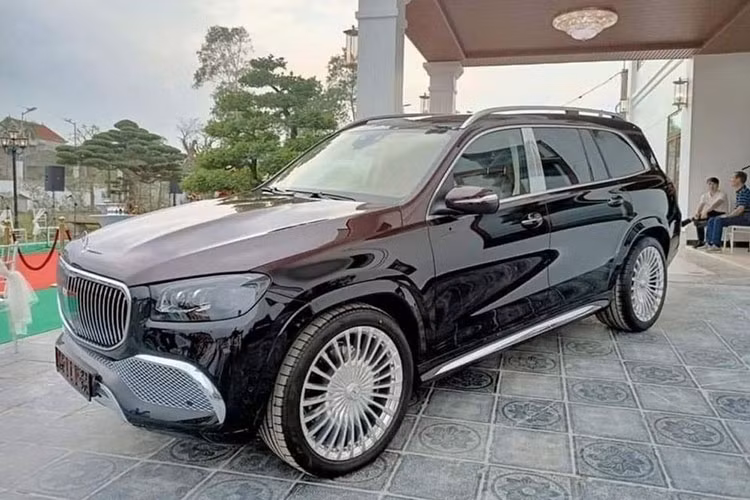 Sự có mặt của SUV siêu sang Mercedes-Maybach GLS 600 cũng làm cho bộ sưu tập xe SUV của doanh nhân Hải Phòng phong phú thêm các thương hiệu khi trước đó đã có Urus của Lamborghini, Cullinan Black Badge đắt đỏ của Rolls-Royce, Bentayga của Bentley, VinFast LUX SA2.0, Navigator L của Lincoln hay bản độ Brabus 800 Widestar dựa trên Mercedes-AMG G63. 