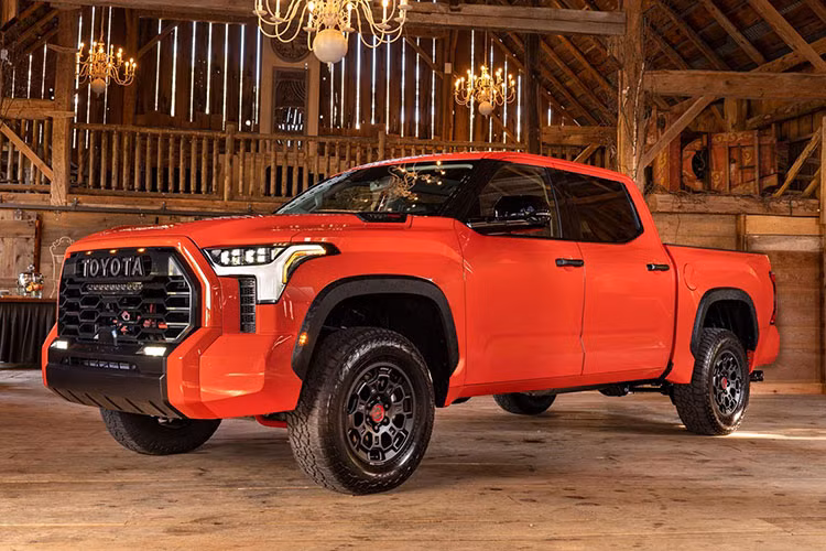  Toyota Tundra 2022 mới được ra mắt vào hồi tháng 9/2021 với màn "lột xác” từ “trong ra ngoài”, từ khung sườn, nền tảng cho đến thiết kế ngoại, nội thất cùng các trang bị công nghệ đi kèm.