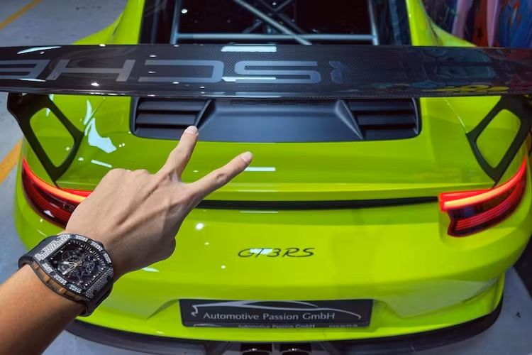 Chiếc siêu xe Porsche 911 GT3 RS của doanh nhân Vũng Tàu có ngoại thất sơn màu xanh Acid Green cùng với đó là tùy chọn carbon ở ngoại thất và gói Weisach Package. Siêu xe Porsche 911GT3 RS sử dụng động cơ xăng 6 xi-lanh thẳng hàng, hút khí tự nhiên, dung tích 4.0 lít, sản sinh ra công suất tối đa 520 mã lực.