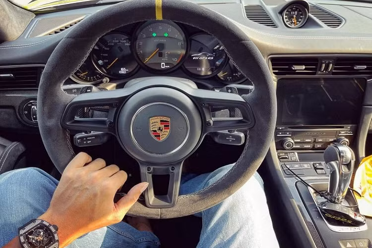 Nội công của xe kết hợp cùng hộp số PDK 7 cấp, nhờ đó, siêu xe Porsche 911 GT3 RS Weisach Package của doanh nhân Vũng Tàu có thể tăng tốc từ vị trí xuất phát lên 100 km/h chỉ trong thời gian 3,2 giây, trước khi đạt vận tốc tối đa 312 km/h. Giá xe Porsche 911 phiên bản GT3 RS chính hãng tại dải đất hình chữ S từ 13,95 tỷ đồng cho bản tiêu chuẩn, chưa bao gồm các tùy chọn thêm của khách hàng.