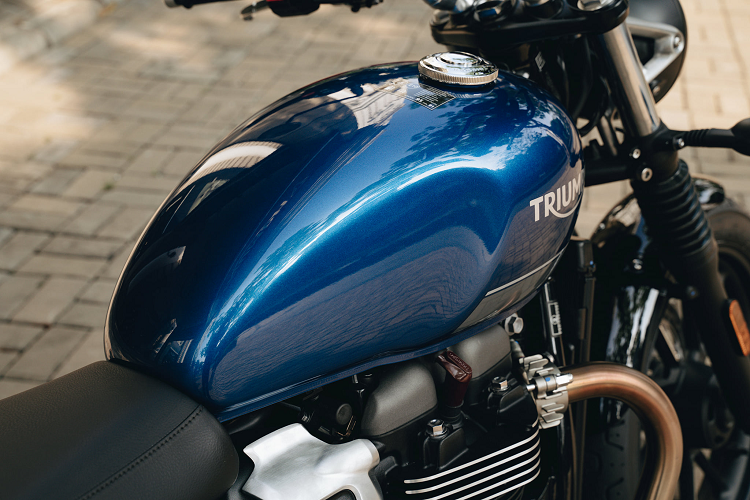 Triumph Street Twin sở hữu các chi tiết Retro đáng kể như đèn pha tròn cỡ lớn mang phong cách cổ điển ăn khớp với ngoại hình bệ vệ với viền xi mạ ở phần đầu xe, xi nhan hình quả trứng. Tay lái rộng, thẳng được tinh chỉnh sao cho phần đầu xe không xô về phía trước cùng cặp gương chiếu hậu tròn.