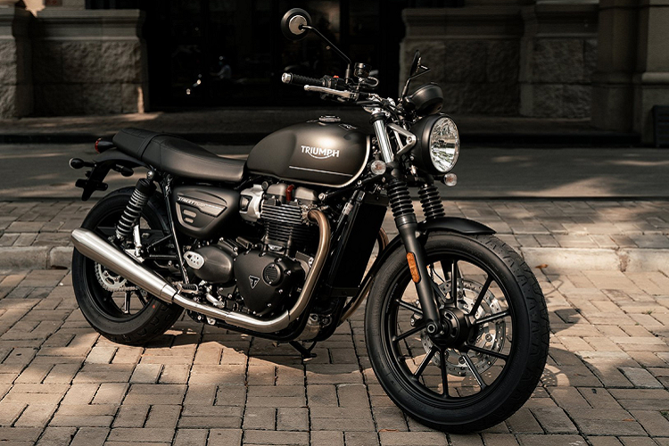 Mặc dù đáp ứng tiêu chuẩn về khí thải, nhưng hiệu suất của xe môtô Triumph Street Twin 2021 vẫn được giữ nguyên so với phiên bản tiền nhiệm. Xe sử dụng khối động cơ song song SOHC, làm mát bằng chất lỏng, dung tích 900cc, sản sinh công suất tối đa 65 mã lực tại 7.500 vòng/phút và mô-men xoắn 80 Nm từ 3.700 vòng/phút, đi kèm hộp số 5 cấp.