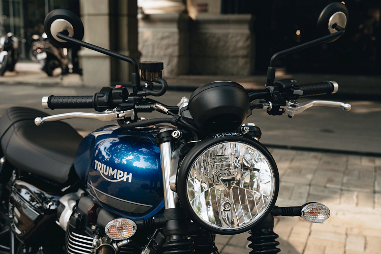 So với phiên bản trước, hệ thống ống xả kép Triumph Street Twin 2021 đã trải qua một số sửa đổi để đáp ứng tiêu chuẩn khí thải mới nhất đang ngày càng khắt khe hơn trên toàn cầu. Lần đầu tiên xuất hiện trên Triumph Street Twin 2021 với phối màu Cobalt Blue – Xanh dương độc đáo, tinh tế nhưng không kém phần nổi bật. Bên cạnh đó là màu xám nhám - Matt Ironstone luôn là phối màu "cháy hàng" của Street Twin mọi thế hệ.