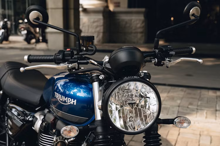 So với phiên bản trước, hệ thống ống xả kép Triumph Street Twin 2021 đã trải qua một số sửa đổi để đáp ứng tiêu chuẩn khí thải mới nhất đang ngày càng khắt khe hơn trên toàn cầu. Lần đầu tiên xuất hiện trên Triumph Street Twin 2021 với phối màu Cobalt Blue – Xanh dương độc đáo, tinh tế nhưng không kém phần nổi bật. Bên cạnh đó là màu xám nhám - Matt Ironstone luôn là phối màu "cháy hàng" của Street Twin mọi thế hệ.