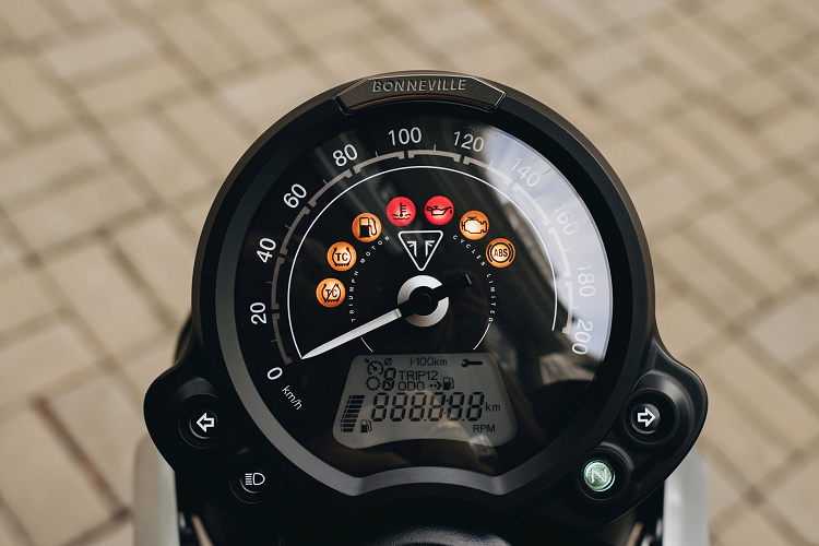 Street Twin 2021 với xu hướng cổ điển hóa nên thiết kế đồng hồ công tơ mét tròn kết hợp giữa kiểu truyền thống Analog và màn hình LCD điện tử. để hiển thị vận tốc xe lượng nhiên liệu, hành trình… Các đèn báo rẽ, chế độ pha hay nút N (về mo) được tách biệt khỏi đồng hồ hiển thị.