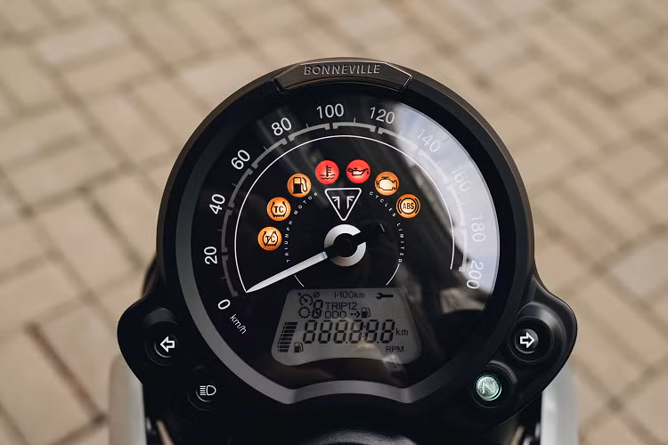 Street Twin 2021 với xu hướng cổ điển hóa nên thiết kế đồng hồ công tơ mét tròn kết hợp giữa kiểu truyền thống Analog và màn hình LCD điện tử. để hiển thị vận tốc xe lượng nhiên liệu, hành trình… Các đèn báo rẽ, chế độ pha hay nút N (về mo) được tách biệt khỏi đồng hồ hiển thị.