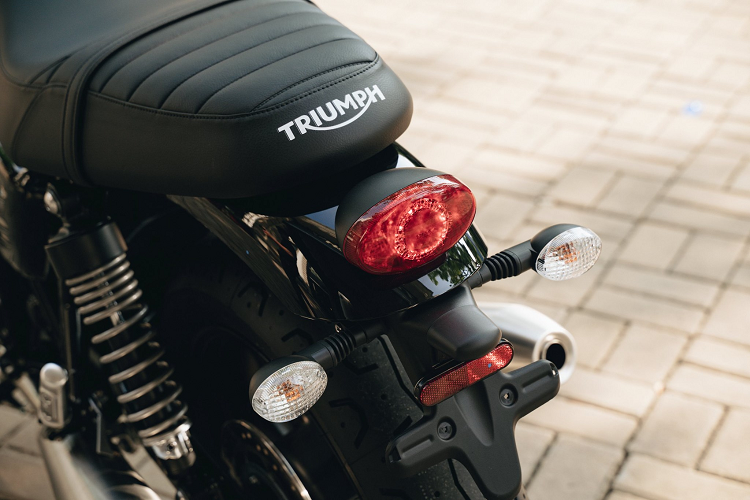 Triumph Street Twin 2021 sử dụng lốp cỡ 100/90-R18 ở bánh trước và bánh sau 150/70-R17 đi kèm với bánh xe hợp kim nhôm đúc. Xe được chế tạo trên khung gầm bằng thép hình ống, được hỗ trợ bởi phuộc 41 mm ở phía trước và giảm xóc đôi ở phía sau.