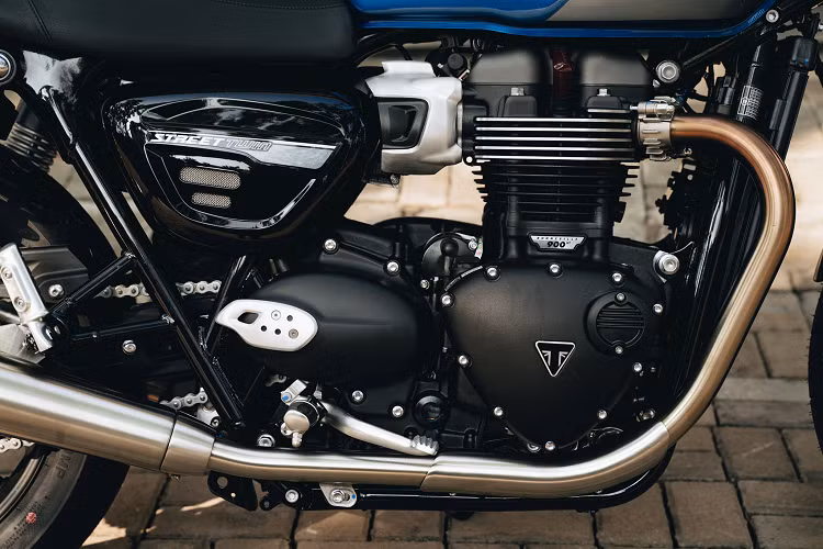 Xe có trọng lượng khô ở mức 198 kg khô và bình xăng 12 lít. Với chiều cao yên 765 mm, Street Twin là một trong những mẫu xe hạng trung dễ tiếp cận nhất cho người mới bắt đầu chơi mô tô phân khối lớn. 